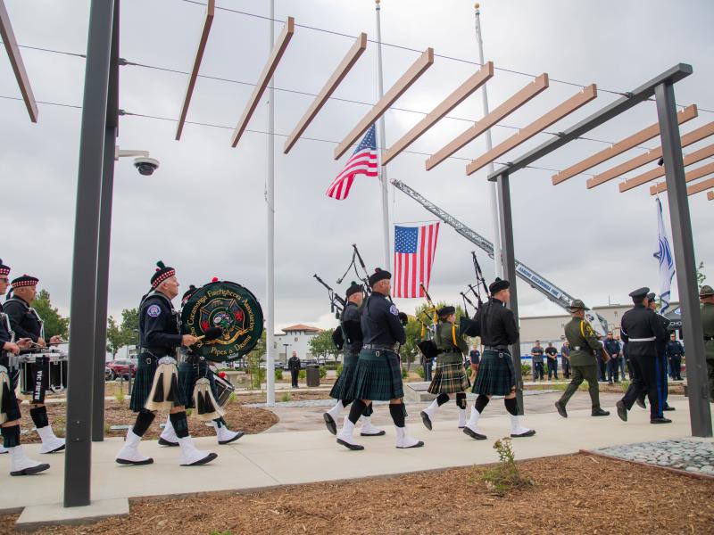 Honor Guard and Pipes and Drums Band marching into the ceremony 